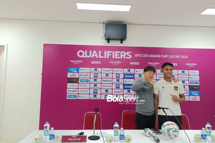 Pelatih timnas U-23 Indonesia, Shin Tae-yong dan Marselino Ferdinan saat konferensi pers pasca-laga lawan Taiwan di Stadion Manahan, Solo, Sabtu (9/9/2023).