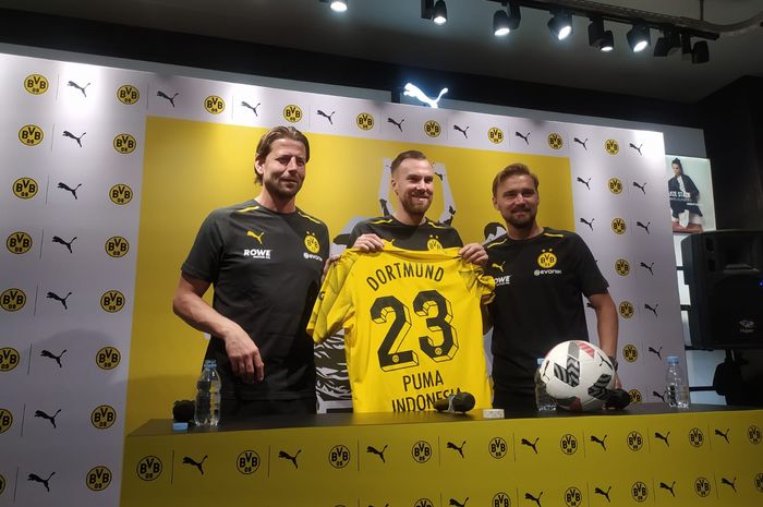 Legenda Borussia Dortmund (kiri ke kanan): Roman Weidenfeller, Kevin Grosskreutz, Marcel Schmelzer dalam acara meet and greet di Puma Store, 23 Paskal Shopping Center, Bandung (10/9/2023), jelang duel persahabatan BVB Legends melawan Persib All Star.