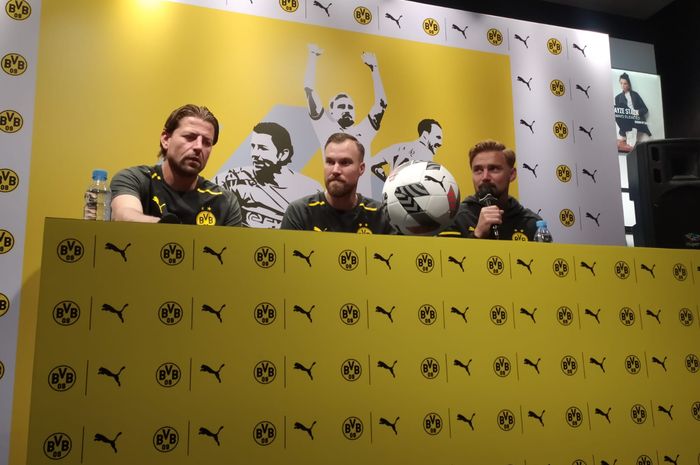 Legenda Borussia Dortmund (kiri ke kanan): Roman Weidenfeller, Kevin Grosskreutz, Marcel Schmelzer dalam acara meet and greet di Puma Store, 23 Paskal Shopping Center, Bandung (10/9/2023), jelang duel persahabatan BVB Legends melawan Persib All Star.