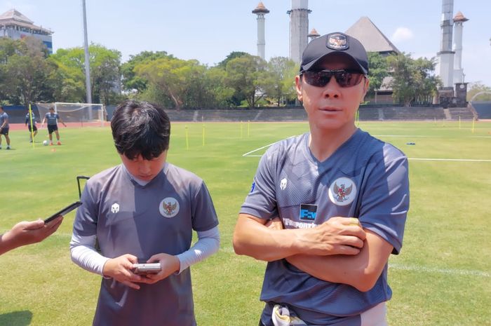 Pelatih timnas U-23 Indonesia, Shin Tae-yong, saat memberikan keterangan kepada media di Stadion Sriwedari, Solo, Minggu (10/9/2023).