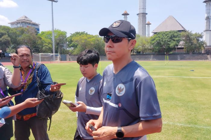 Pelatih timnas U-23 Indonesia, Shin Tae-yong, saat memberikan keterangan kepada media di Stadion Sriwedari, Solo, Minggu (10/9/2023).