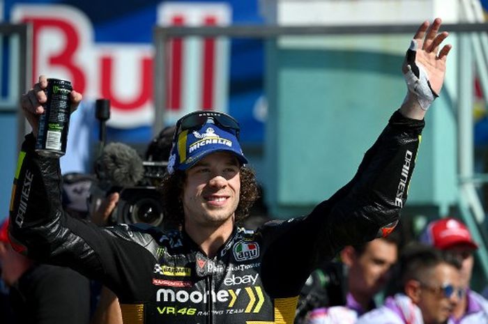 Pembalap Mooney VR46. Marco Bezzecchi, melambaikan tangan ke penonton seusai finis kedua pada sprint race MotoGP San Marino 2023 di Sirkuit Misano, Sabtu (9/9/2023).