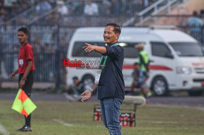 Pelatih Persela Lamongan, Djadjang Nurdjaman, sedang memberikan intruksi kepada para pemainnya di Stadion Surajaya, Lamongan, Jawa Timur, Minggu (10/9/2023).