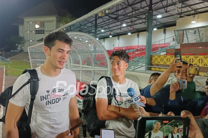 Dua penggawa Timnas U-23 Indonesia, Elkan Baggott (kiri) dan Rafael Struick (kanan), sesaat setelah latihan skuad Garuda Muda di Stadion Sriwedari, Solo, Senin (11/9/2023).