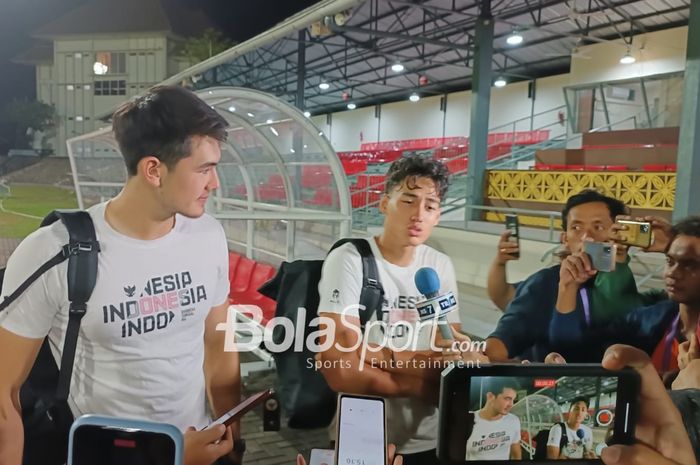 Dua penggawa Timnas U-23 Indonesia, Elkan Baggott (kiri) dan Rafael Struick (kanan) saat ditemui di Stadion Sriwedari, Solo, Senin (11/9/2023).