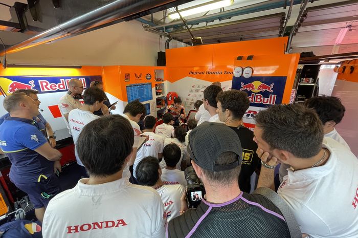 Suasana garasi tim Repsol Honda saat Tes MotoGP di Sirkuit Misano, Rimini, Italia, 11 September 2023. Tampak kerumunan teknisi berkumpul untuk mendengarkan umpan balik dari Marc Marquez.