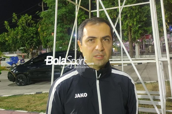 Pelatih Turkmenistan, Ahmet Agamyradov memimpin sesi latihan timnya jelang lawan timnas U-23 Indonesia di Kualifikasi Piala Asia U-23 2024 di Lapangan Banyuanyar, Solo, Senin (11/9/2023).