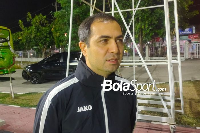 Pelatih Turkmenistan, Ahmet Agamyradov memimpin sesi latihan timnya jelang lawan timnas U-23 Indonesia di Kualifikasi Piala Asia U-23 2024 di Lapangan Banyuanyar, Solo, Senin (11/9/2023).