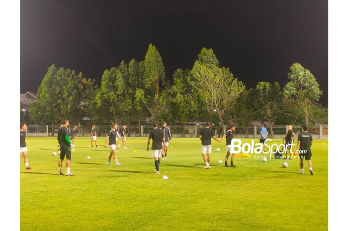 Latihan timnas U-23 Turkmenistan sebelum melawan Indonesia di Lapangan Banyuanyar, Solo pada Senin (11/9/2023).