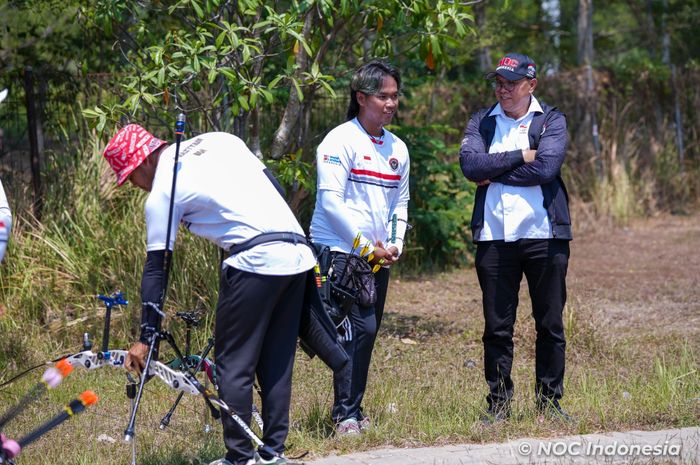 Pepanah putra Indonesia, Arif Dwi Pangestu saat berlatih untuk persiapan Asian Games 2022 yang akan mulai bergulir pada 23 September - 8 Oktober 2023 di Hangzhou, China.