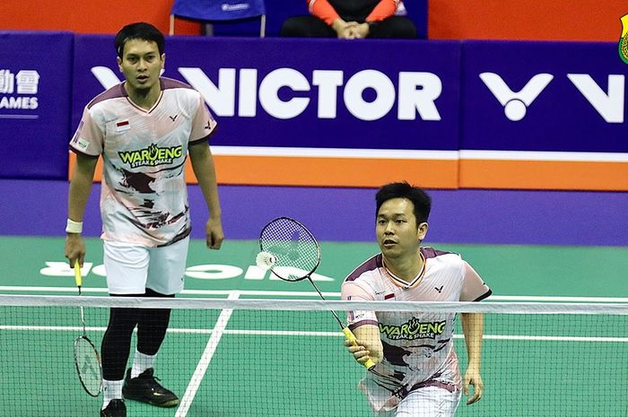 Ganda putra Indonesia, Mohammad Ahsan/Hendra Setiawan saat tampil pada babak 32 besar Hong Kong Open 2023, yang digelar Hong Kong Coliseum, Kowloon, Hong Kong, Selasa (12/9/2023)