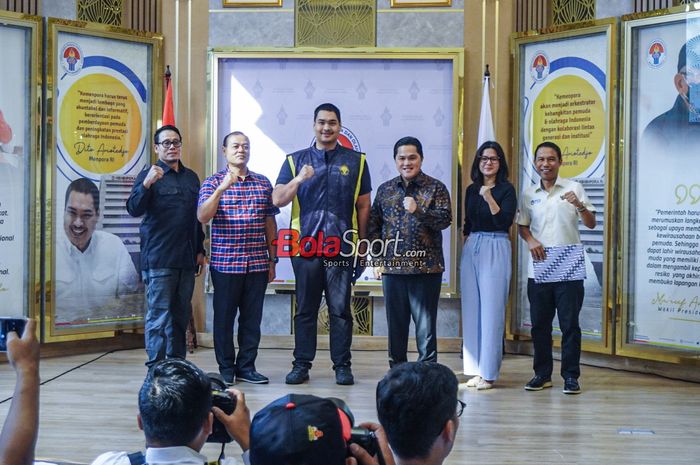 Menteri Pemuda dan Olahraga Republik Indonesia, Dito Ariotedjo (kiri) dan Ketua Umum PSSI, Erick Thohir (kanan) serta masing-masing jajarannya sedang berfoto dalam acara penyaluran dana pemerintah untuk Piala Dunia U-17 2023 di Kantor Kemenpora, Senayan, Jakarta, Selasa (12/9/2023).