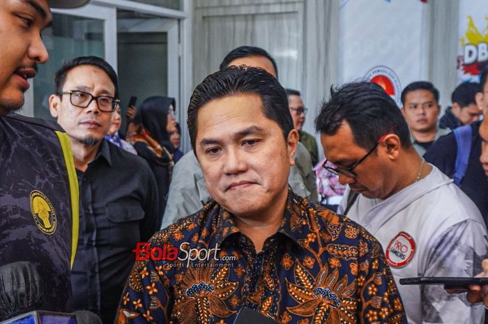 Ketua Umum PSSI, Erick Thohir, sedang memberikan keterangan kepada awak media di Kantor Kemenpora, Senayan, Jakarta, Selasa (12/9/2023).