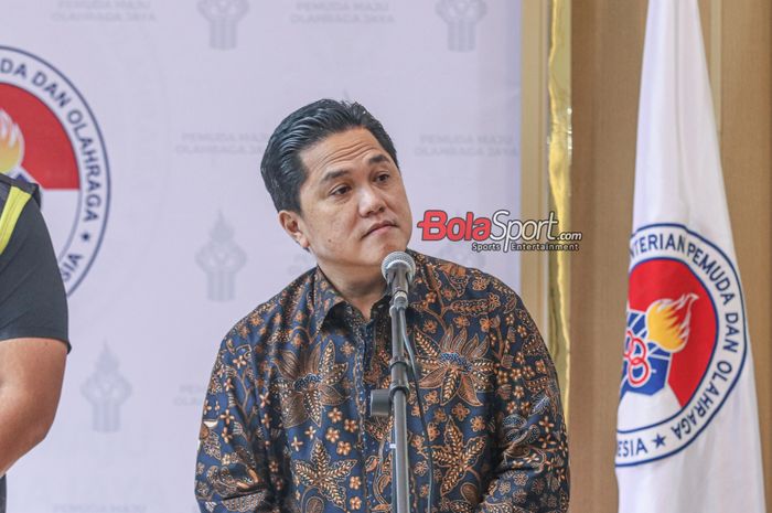 Ketua Umum PSSI, Erick Thohir, sedang memberikan keterangan kepada awak media di Kantor Kemenpora, Senayan, Jakarta, Selasa (12/9/2023).