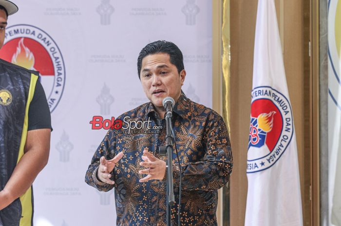 Ketua Umum PSSI, Erick Thohir, sedang memberikan keterangan kepada awak media di Kantor Kemenpora, Senayan, Jakarta, Selasa (12/9/2023).