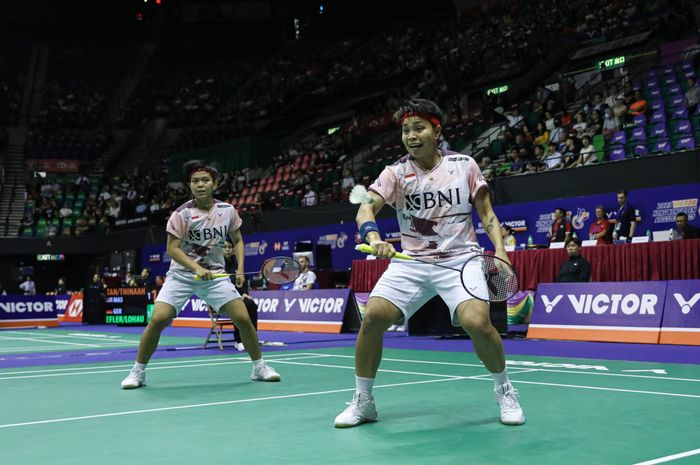 Ganda putri Indonesia, Siti Fadia Silva Ramadhanti dan Apriyani Rahayu, saat tampil pada babak pertama Hong Kong Open 2023 di Hong Kong Coliseum, Kowloon, Hong Kong, 12 September 2023.