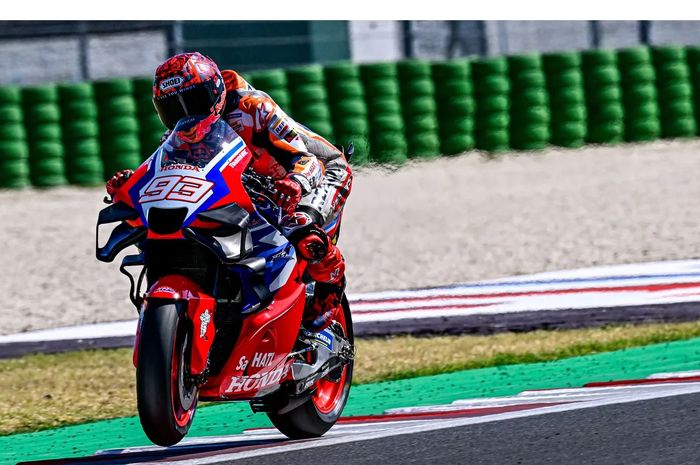 Pembalap Repsol Honda, Marc Marquez, menjajal purwarupa dari motor RC213V 2024 dalam tes MotoGP di Sirkuit Misano, Rimini, Italia, 11 September 2023.