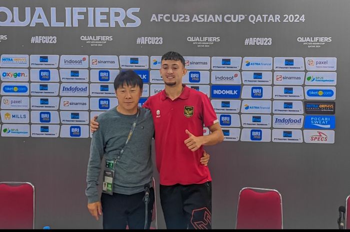 Pelatih Shin Tae-yong bersama pemain timnas U-23 Indonesia, Ivar Jenner, dalam sesi jumpa  pers setelah laga melawan Turkmenistan di Stadion Manahan, Surakarta, Selasa (12/9/2023).