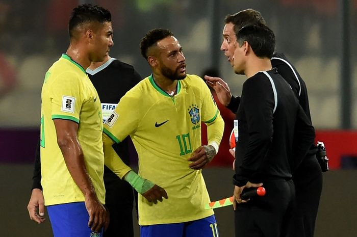 Dua pemain tim nasional Brasil, Casemiro dan Neymar, berdebat dengan wasit pada laga Kualifikasi Piala Dunia 2026 melawan timnas Peru  di Stadion Nasional Lima, Rabu (13/9/2023).