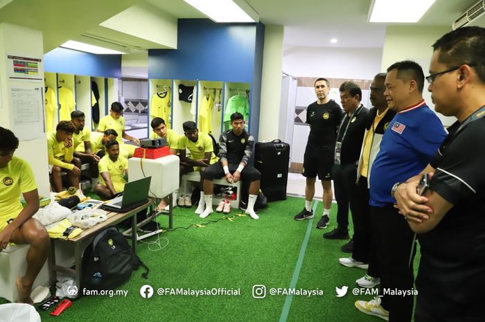 Para pemain Timnas U-23 Malaysia saat bertemu dengan Presiden Federasi Sepak Bola Malaysia (FAM), Datuk Hamidin Mohd Amin.