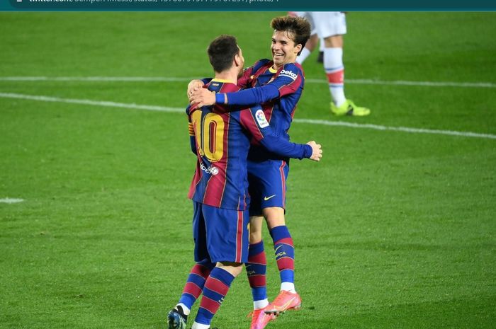 Lionel Messi dan Riqui Puig sewaktu masih sama-sama membela Barcelona dengan seragam musim 2020-2021