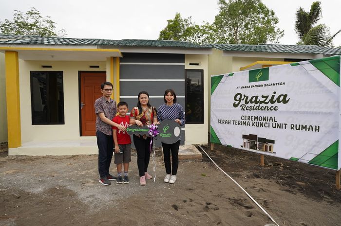 Mantan pebulu tangkis ganda putri Indonesia, Greysia Polii, berpose dalam kunjungan ke pembeli perumahan miliknya, Grazia Residence di Tomohon, Sulawesi Utara, Rabu (13/9/2023).