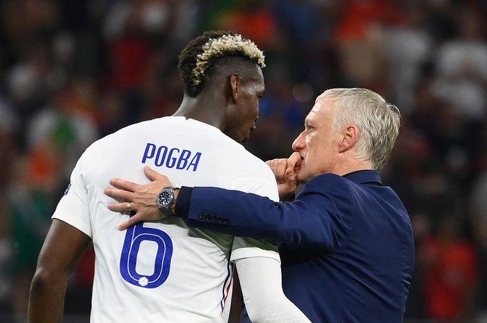 Didier Deschamps berbicara dengan Paul Pogba dalam laga timnas Prancis melawan Portugal di Budapest (23/6/2021). Deschamps yakin Pogba tak bersalah dalam kasus doping yang menjeratnya di Juventus.