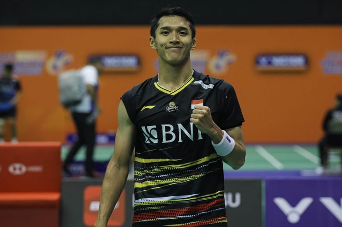 Pebulu tangkis tunggal putra Indonesia, Jonatan Christie, berpose setelah lolos ke babak perempat final Hong Kong Open 2023 di Hong Kong Coliseum, Kamis (14/9/2023).