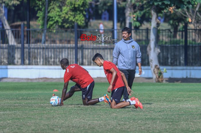 Pelatih timnas U-24 Indonesia, Indra Sjafri, sedang memantau para pemainnya berlatih di Lapangan A, Senayan,  Jumat (15/9/2023).