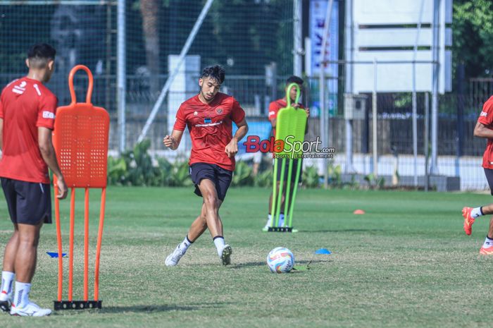 George Brown sedang menendang bola saat berlatih bersama timnas U-24 Indonesia di Lapangan A, Senayan,  Jumat (15/9/2023).