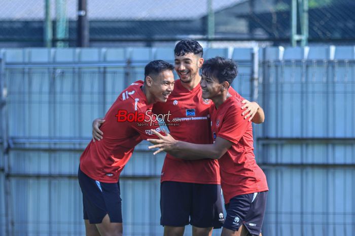 (Dari kiri ke kanan) Andy Setyo, George Brown, dan Titan Agung tampak sumringah saat berlatih bersama timnas U-24 Indonesia di Lapangan A, Senayan,  Jumat (15/9/2023).