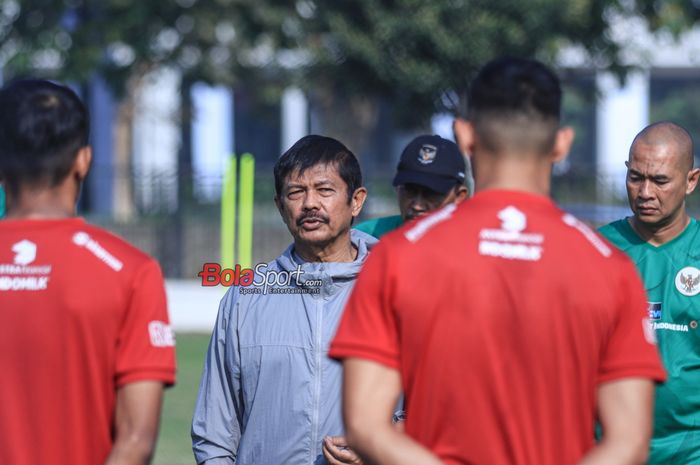 Pelatih timnas U-24 Indonesia, Indra Sjafri, sedang memberikan intruksi kepada para pemainnya saat berlatih di Lapangan A, Senayan,  Jumat (15/9/2023).