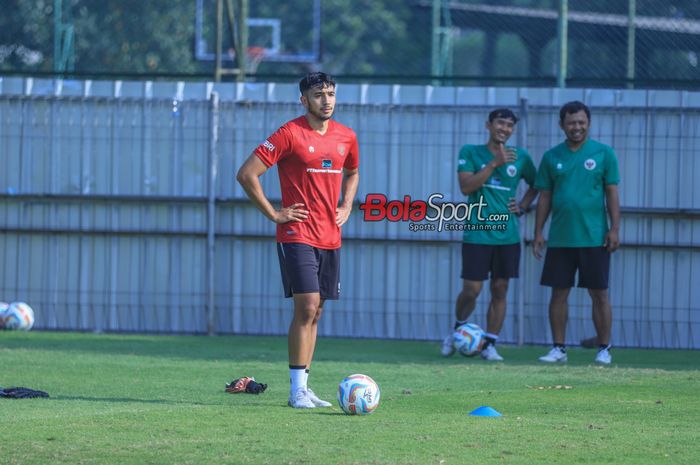 George Brown (tengah) sedang menguasai bola saat berlatih bersama timnas U-24 Indonesia di Lapangan A, Senayan,  Jumat (15/9/2023).