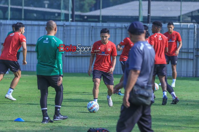 Syahrian Abimanyu (tengah) sedang menguasai bola saat berlatih bersama timnas U-24 Indonesia di Lapangan A, Senayan,  Jumat (15/9/2023).