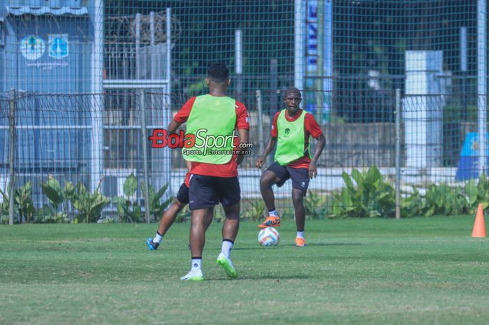 Hugo Samir (kanan) sedang menguasai bola saat berlatih bersama timnas U-24 Indonesia di Lapangan A, Senayan,  Jumat (15/9/2023).