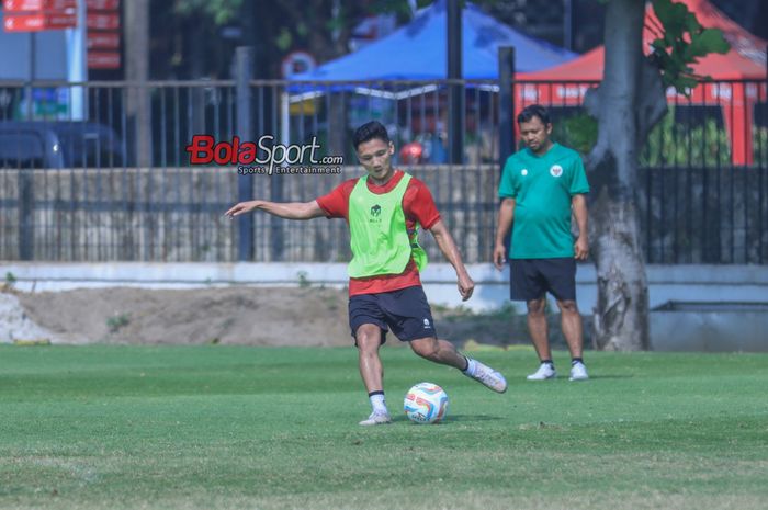 Syahrian Abimanyu (tengah) sedang menguasai bola saat berlatih bersama timnas U-24 Indonesia di Lapangan A, Senayan,  Jumat (15/9/2023).