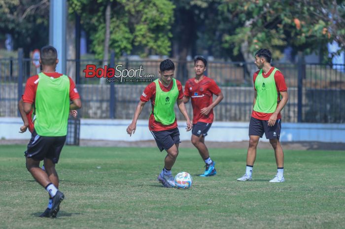 Syahrian Abimanyu (tengah) sedang menguasai bola saat berlatih bersama timnas U-24 Indonesia di Lapangan A, Senayan,  Jumat (15/9/2023).