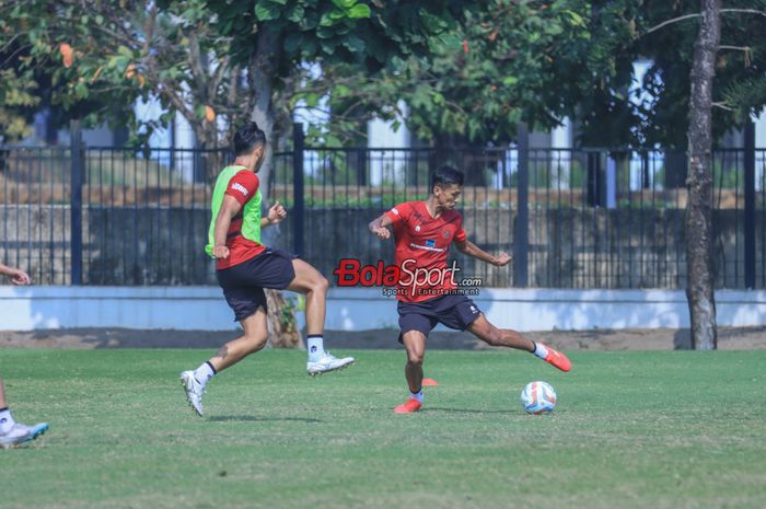 Dony Tri Pamungkas (kanan) sedang menguasai bola saat berlatih bersama timnas U-24 Indonesia di Lapangan A, Senayan,  Jumat (15/9/2023).