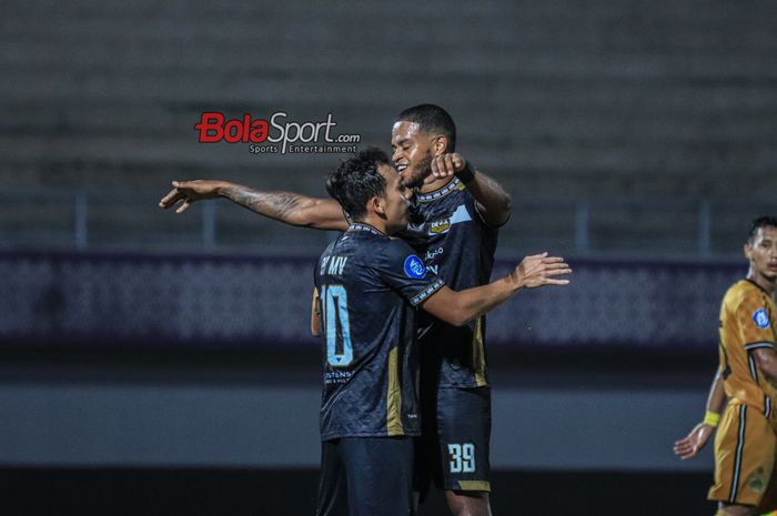 Alex Martins (kanan) sedang memeluk Egy Maulana Vikri (kiri) saat selebrasinya seusai mencetak gol dalam laga pekan ke-12 Liga 1 2023 antara Dewa United versus Bhayangkara FC di Stadion Indomilk Arena, Tangerang, Banten, Jumat (15/9/2023).