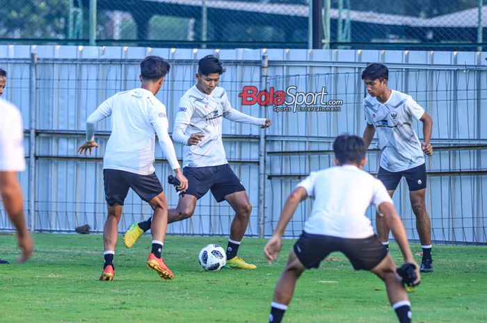 Arkhan Kaka Putra (tengah) sedang menguasai bola saat berlatih bersama timnas U-17 Indonesia di Lapangan A, Senayan, Jakarta, Sabtu (16/9/2023) pagi.