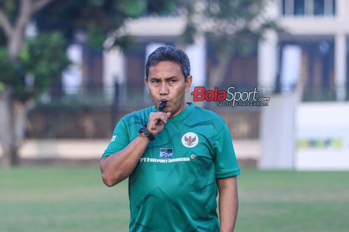 Pelatih timnas U-17 Indonesia, Bima Sakti, sedang memantau para pemainnya berlatih di Lapangan A, Senayan, Jakarta, Sabtu (16/9/2023) pagi.