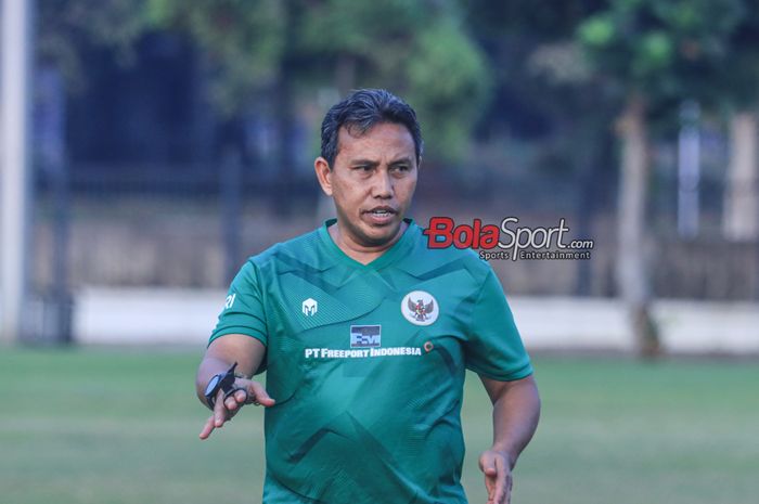 Pelatih timnas U-17 Indonesia, Bima Sakti, sedang memberikan intruksi kepada para pemainnya saat berlatih di Lapangan A, Senayan, Jakarta, Sabtu (16/9/2023) pagi.