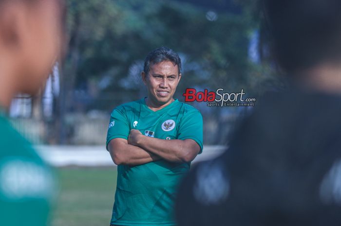 Pelatih timnas U-17 Indonesia, Bima Sakti, sempat tersenyum saat sedang memantau para pemainnya berlatih di Lapangan A, Senayan, Jakarta, Sabtu (16/9/2023) pagi.