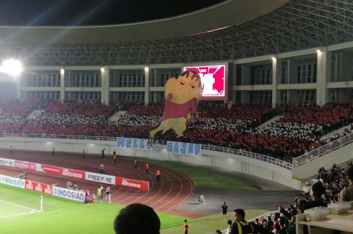 Koreo suporter Persis Solo di tribun selatan Stadion Manahan, Solo pada laga bertajuk Derbi Jawa Tengah lawan PSIS Semarang pada Sabtu (16/9/2023) malam WIB