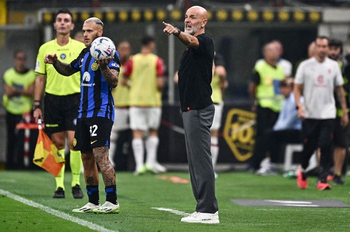 Pelatih AC Milan, Stefano Pioli (kanan) dihujani kritik akibat dilumat Inter Milan pada Derby della Madonnina dalam lanjutan Liga Italia di San Siro (16/9/2023).