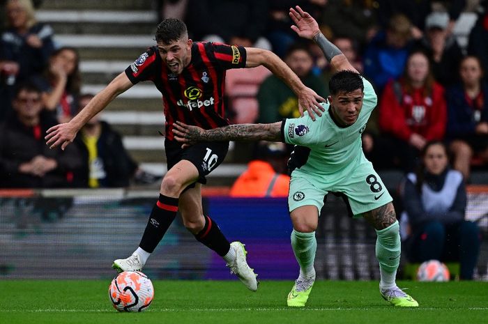 Gelandang Chelsea, Enzo Fernandez, berduel dengan gelandang Bournemouth, Ryan Christie, dalam matchweek 5 Liga Inggris 2023-2024 di Vitality Stadium, Minggu (17/9/2023).