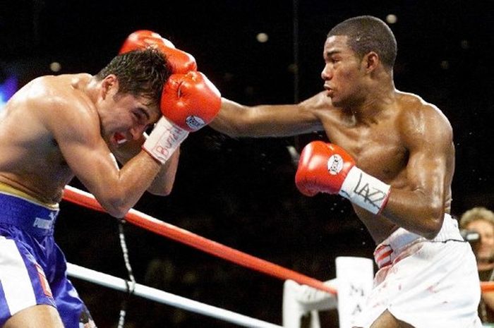 Oscar De La Hoya (kiri), kalah kontroversial dari Felix Trinidad pada 18 September 1999 di Las Vegas.