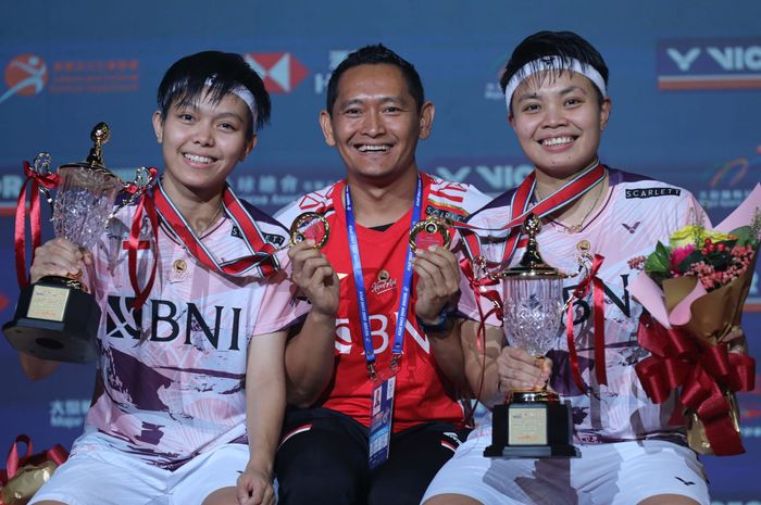 Apriyani Rahayu/Siti Fadia Silva Ramadhanti bersama asisten pelatih ganda putri PBSI Prasetyo Restu Basuki (tengah) saat berpose di podium juara Hong Kong Open 2023, di Hong Kong Coliseum, Kowloon, Hong Kong, Minggu (17/9/2023).