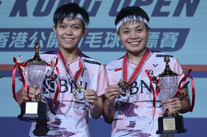 Apriyani Rahayu/Siti Fadia Silva Ramadhanti saat berpose di podium juara Hong Kong Open 2023, di Hong Kong Coliseum, Kowloon, Hong Kong, Minggu (17/9/2023).