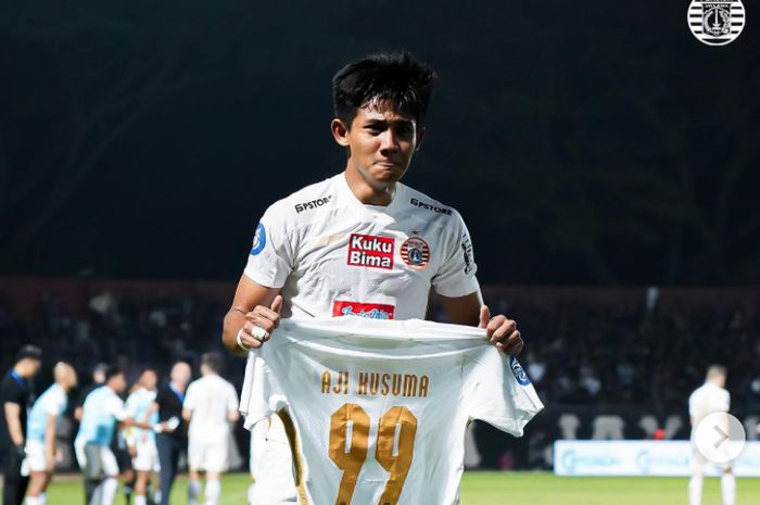 Firza Andika melakukan selebrasi seusai mencetak gol ke gawang Persik. Tetapi, ia menlakoni selebrasi dengan menangis dan para pemain Persija mempersembahkan kemenangan mereka untuk Aji Kusuma.